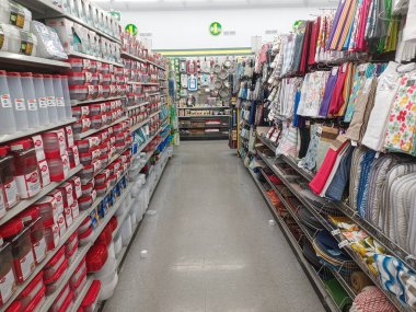 Toronto, On, Kanada - 14 Temmuz 2024: Farklı ürünler mağaza raflarında sıralanır