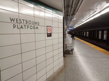 Toronto, ON, Kanada - 24 Haziran 2024: İçerideki Dundas Batı metro istasyonuna bakın