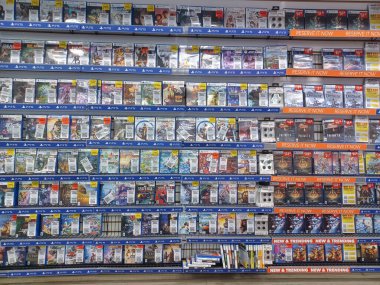 Toronto, On, Kanada - 9 Temmuz 2024: Kanada 'daki Game Stop mağazasının raflarına bakın