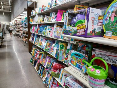 Toronto, On, Kanada - 11 Ocak 2024: Kazananlar perakende mağazasının raflarına bakın