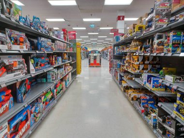 Toronto, On, Kanada - 4 Şubat 2024: Walmart süpermarketindeki oyuncaklarla raflara bakın
