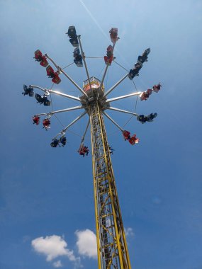 Toronto, ON, Kanada 2 Temmuz 2024: Güneşli bir günde Harikalar Diyarı Lunaparkındaki atlıkarıncayı görmek.