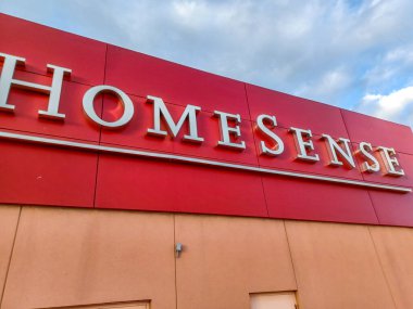Toronto, ON, Kanada - 17 Nisan 2024 Kanada 'daki Home Sense mağazasının tabelasına bakın