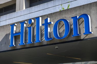 Toronto, ON, Kanada - 23 Mayıs 2024 Toronto 'daki Hilton Oteli tabelasında