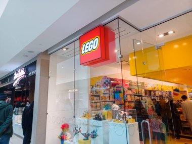 Toronto, ON, Kanada - 29 Nisan 2024: Alışveriş merkezindeki Lego Oyuncak Şirketi logosuna bakın