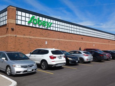 Toronto, ON, Kanada 7 Temmuz 2024: Herzogenaurach, Bavyera 'da kurulan ve merkezi olan çok uluslu Adidas şirketinin işareti..