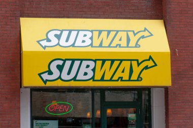 Toronto, ON, Kanada 7 Temmuz 2024: Herzogenaurach, Bavyera 'da kurulan ve merkezi olan çok uluslu Adidas şirketinin işareti..