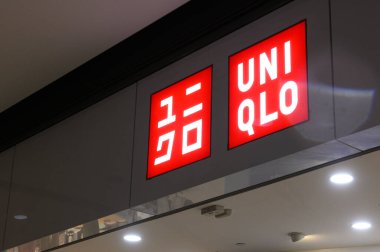 Toronto, ON, Kanada - 30 Ocak 2023: Uni Qlo şirketinin tabelasına bakın