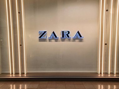 Toronto, ON, Kanada - 29 Nisan 2024: Toronto 'daki moda mağazası Zara tabelasına bakın