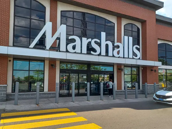 Toronto, ON, Kanada - 3 Nisan 2024: Toronto 'daki Marshalls mağazasının tabelasına bakın