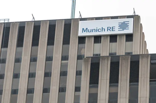 Toronto, ON, Kanada - 25 Ocak 2024: Münih RE şirketinin logosuna bakın