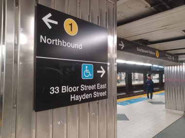 Toronto, ON, Kanada - 2 Temmuz 2024: Bloor ve Young metro istasyonunda (Sarı Hat) görüntüle