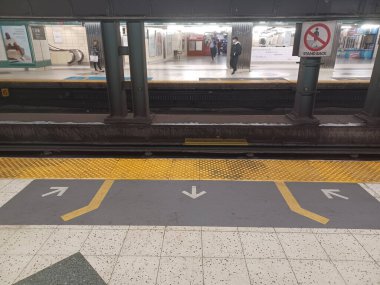 Toronto, ON, Kanada - 2 Temmuz 2024: Bloor ve Young metro istasyonunda (Sarı Hat) görüntüle