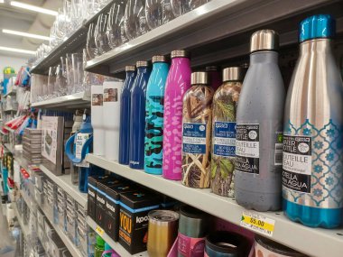 Toronto, On, Kanada - 14 Temmuz 2024: Farklı ürünler mağaza raflarında sıralanır