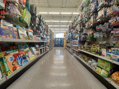 Toronto, On, Kanada - 4 Temmuz 2024 Dollarama mağazasındaki oyuncakların olduğu raflara bakın