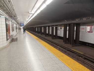 Toronto, ON, Kanada - 24 Haziran 2024: İçerideki Dundas Batı metro istasyonuna bakın