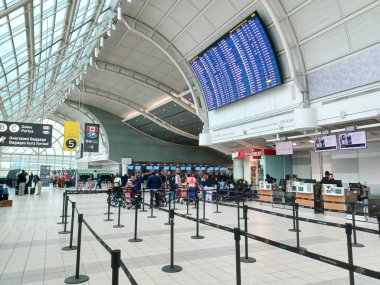 Toronto, ON, Kanada - 21 Haziran 2024: Toronto Pearson Uluslararası Havaalanı Terminali