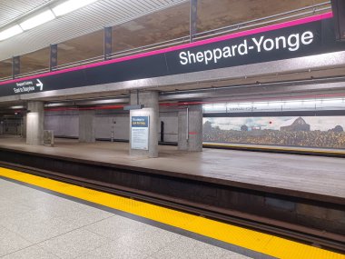Toronto, ON, Kanada - 4 Haziran 2024: İçerideki Sheppard-Younge metro istasyonuna bakın