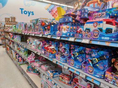 Toronto, On, Kanada - 4 Şubat 2024: Walmart süpermarketindeki oyuncaklarla raflara bakın