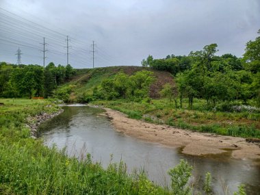 Yağmurlu bir günde küçük bir dere manzarası
