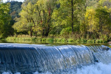 Toronto, Kanada 'daki Humber Nehri' nde gün batımında sonbahar sezonunda