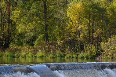 Toronto, Kanada 'daki Humber Nehri' nde gün batımında sonbahar sezonunda