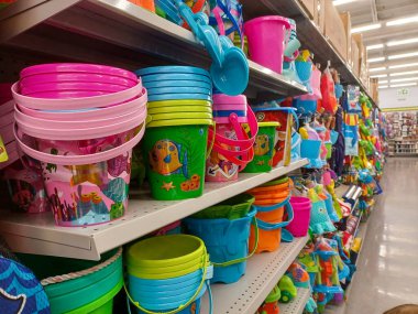 Toronto, On, Kanada - 14 Temmuz 2024: Farklı ürünler mağaza raflarında sıralanır