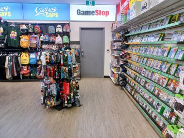 Toronto, On, Kanada - 9 Temmuz 2024: Kanada 'daki Game Stop mağazasının raflarına bakın