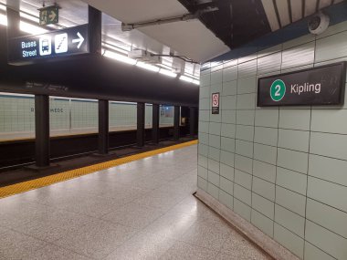Toronto, ON, Kanada - 4 Temmuz 2024: Bloor ve Young metro istasyonunda (Yeşil Hat) görüntüle