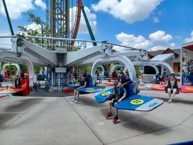Toronto, ON, Kanada 2 Temmuz 2024: Harikalar Diyarı Eğlence Parkı 'nda gezinti manzarası.