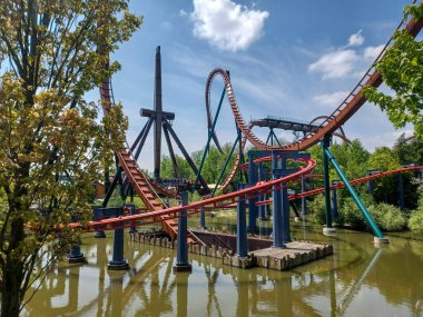 Toronto, ON, Kanada 2 Temmuz 2024: Harikalar Diyarı Eğlence Parkı 'nda gezinti manzarası.