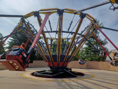 Toronto, ON, Kanada 2 Temmuz 2024: Güneşli bir günde Harikalar Diyarı Lunaparkındaki atlıkarıncayı görmek.