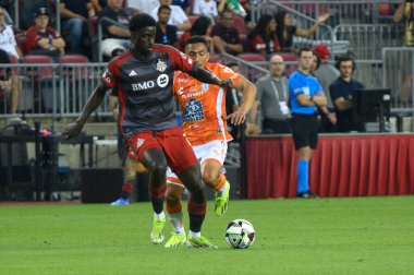 Toronto, ON, Kanada - 4 Ağustos 2024: Nickseon Gomis # 15 Toronto FC defans oyuncusu Toronto FC (Kanada) ile C.F. Pachuca (Meksika) BMO Sahasında (Toronto 2-1 kazandı)