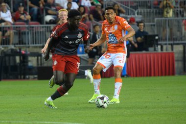 Toronto, ON, Kanada - 4 Ağustos 2024: Nickseon Gomis # 15 Toronto FC defans oyuncusu Toronto FC (Kanada) ile C.F. Pachuca (Meksika) BMO Sahasında (Toronto 2-1 kazandı)