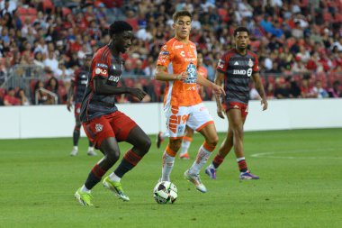 Toronto, ON, Kanada - 4 Ağustos 2024: Nickseon Gomis # 15 Toronto FC defans oyuncusu Toronto FC (Kanada) ile C.F. Pachuca (Meksika) BMO Sahasında (Toronto 2-1 kazandı)