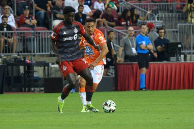 Toronto, ON, Kanada - 4 Ağustos 2024: Nickseon Gomis # 15 Toronto FC defans oyuncusu Toronto FC (Kanada) ile C.F. Pachuca (Meksika) BMO Sahasında (Toronto 2-1 kazandı)