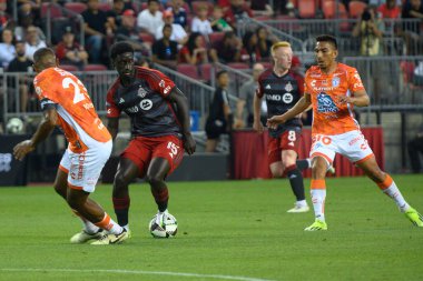 Toronto, ON, Kanada - 4 Ağustos 2024: Nickseon Gomis # 15 Toronto FC defans oyuncusu Toronto FC (Kanada) ile C.F. Pachuca (Meksika) BMO Sahasında (Toronto 2-1 kazandı)