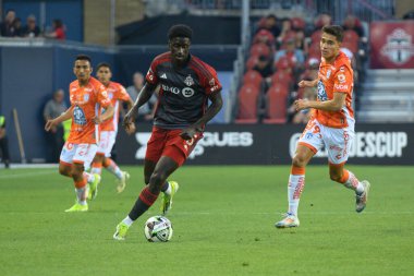 Toronto, ON, Kanada - 4 Ağustos 2024: Nickseon Gomis # 15 Toronto FC defans oyuncusu Toronto FC (Kanada) ile C.F. Pachuca (Meksika) BMO Sahasında (Toronto 2-1 kazandı)