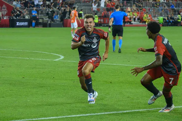 Toronto, ON, Kanada - 4 Ağustos 2024: Toronto FC 'nin 19 numaralı defans oyuncusu Toronto FC (Kanada) - C.F. Pachuca (Meksika) BMO Sahasında (Toronto 2-1 kazandı)