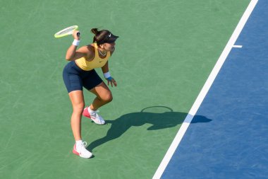 Toronto, ON, Kanada - 4 Ağustos 2024: Bianca Andreescu Sobeys Stadyumu 'ndaki Ulusal Banka Açık sırasında Grant Court' ta pratik yaptı