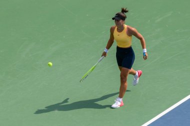 Toronto, ON, Kanada - 4 Ağustos 2024: Bianca Andreescu Sobeys Stadyumu 'ndaki Ulusal Banka Açık sırasında Grant Court' ta pratik yaptı