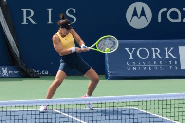 Toronto, ON, Kanada - 4 Ağustos 2024: Bianca Andreescu Sobeys Stadyumu 'ndaki Ulusal Banka Açık sırasında Grant Court' ta pratik yaptı