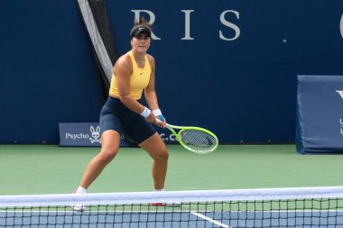 Toronto, ON, Kanada - 4 Ağustos 2024: Bianca Andreescu Sobeys Stadyumu 'ndaki Ulusal Banka Açık sırasında Grant Court' ta pratik yaptı