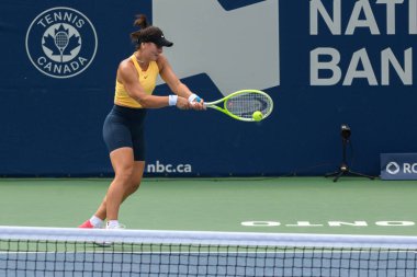 Toronto, ON, Kanada - 4 Ağustos 2024: Bianca Andreescu Sobeys Stadyumu 'ndaki Ulusal Banka Açık sırasında Grant Court' ta pratik yaptı