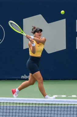 Toronto, ON, Kanada - 4 Ağustos 2024: Bianca Andreescu Sobeys Stadyumu 'ndaki Ulusal Banka Açık sırasında Grant Court' ta pratik yaptı