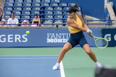 Toronto, ON, Kanada - 4 Ağustos 2024: Bianca Andreescu Sobeys Stadyumu 'ndaki Ulusal Banka Açık sırasında Grant Court' ta pratik yaptı