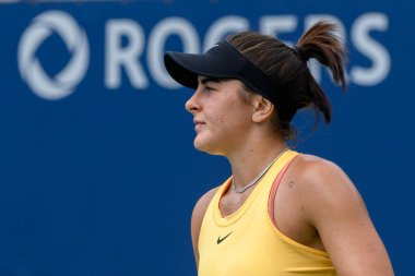 Toronto, ON, Kanada - 4 Ağustos 2024: Bianca Andreescu 'nun Sobeys Stadyumu' ndaki Ulusal Banka Açık bağış mahkemesindeki uygulaması sırasında yakın çekim