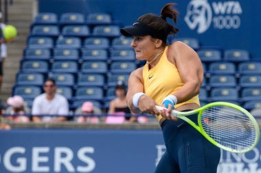 Toronto, ON, Kanada - 4 Ağustos 2024: Bianca Andreescu 'nun Sobeys Stadyumu' ndaki Ulusal Banka Açık bağış mahkemesindeki uygulaması sırasında yakın çekim
