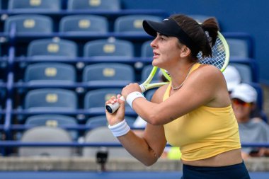 Toronto, ON, Kanada - 4 Ağustos 2024: Bianca Andreescu 'nun Sobeys Stadyumu' ndaki Ulusal Banka Açık bağış mahkemesindeki uygulaması sırasında yakın çekim