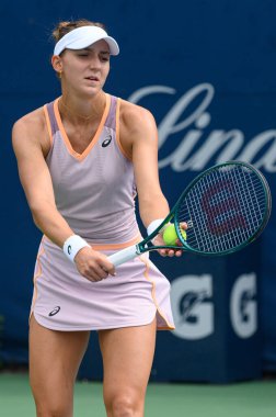 Toronto, ON, Kanada - 4 Ağustos 2024: Kayla Day (ABD), Sobeys Stadyumu 'nda oynanan Ulusal Banka Açık ön eleme karşılaşmasında Rebeka Masarova (ESP) ile oynuyor.